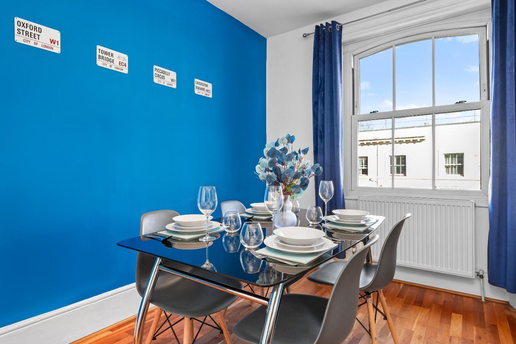 Balcony Blue Theme 1 Bedroom Central London Luxury Flat Near Hyde Park! Accommodates Up To 6! Double Sofa Bed And Next To Station! Luaran gambar