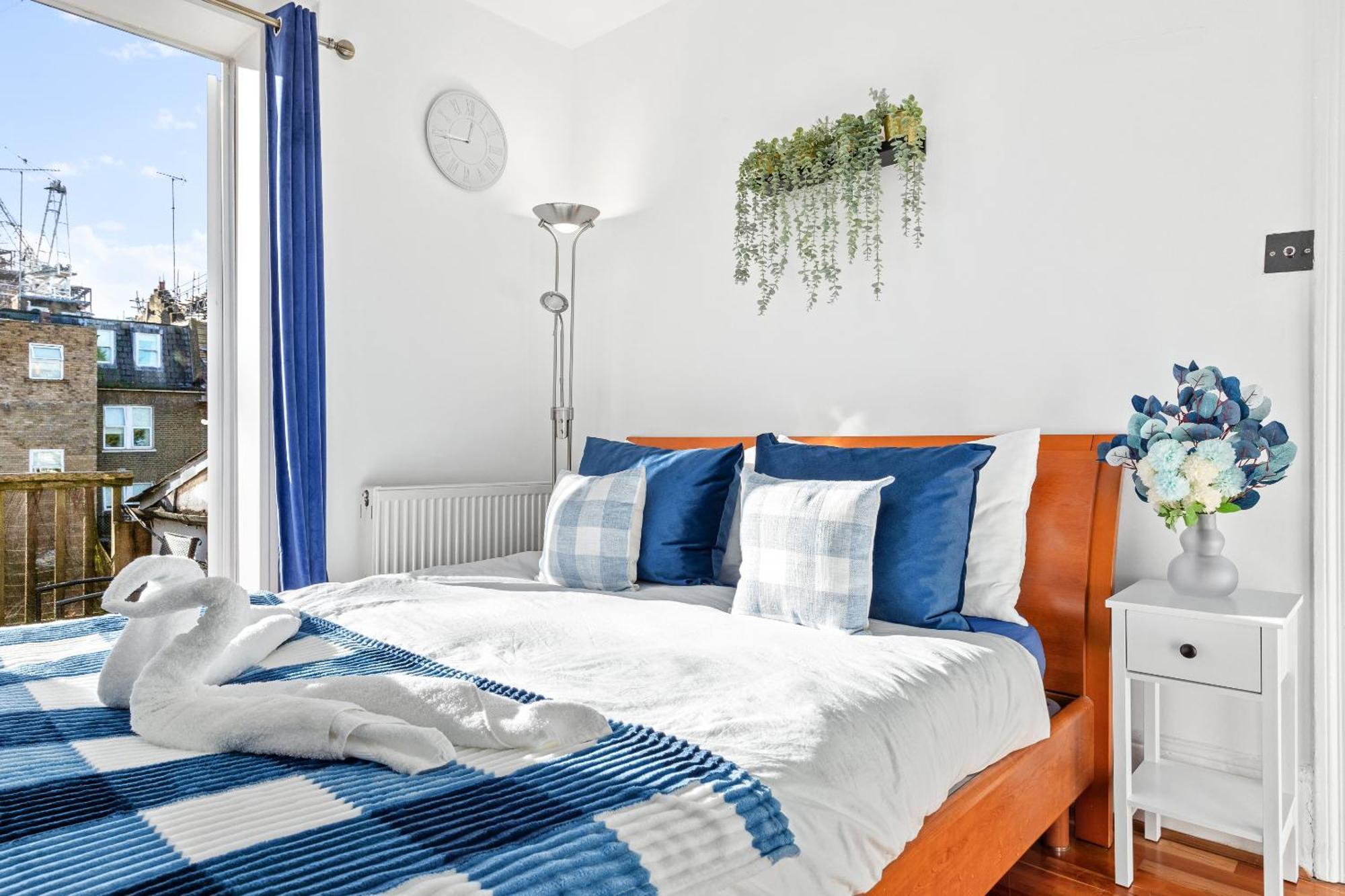 Balcony Blue Theme 1 Bedroom Central London Luxury Flat Near Hyde Park! Accommodates Up To 6! Double Sofa Bed And Next To Station! Luaran gambar