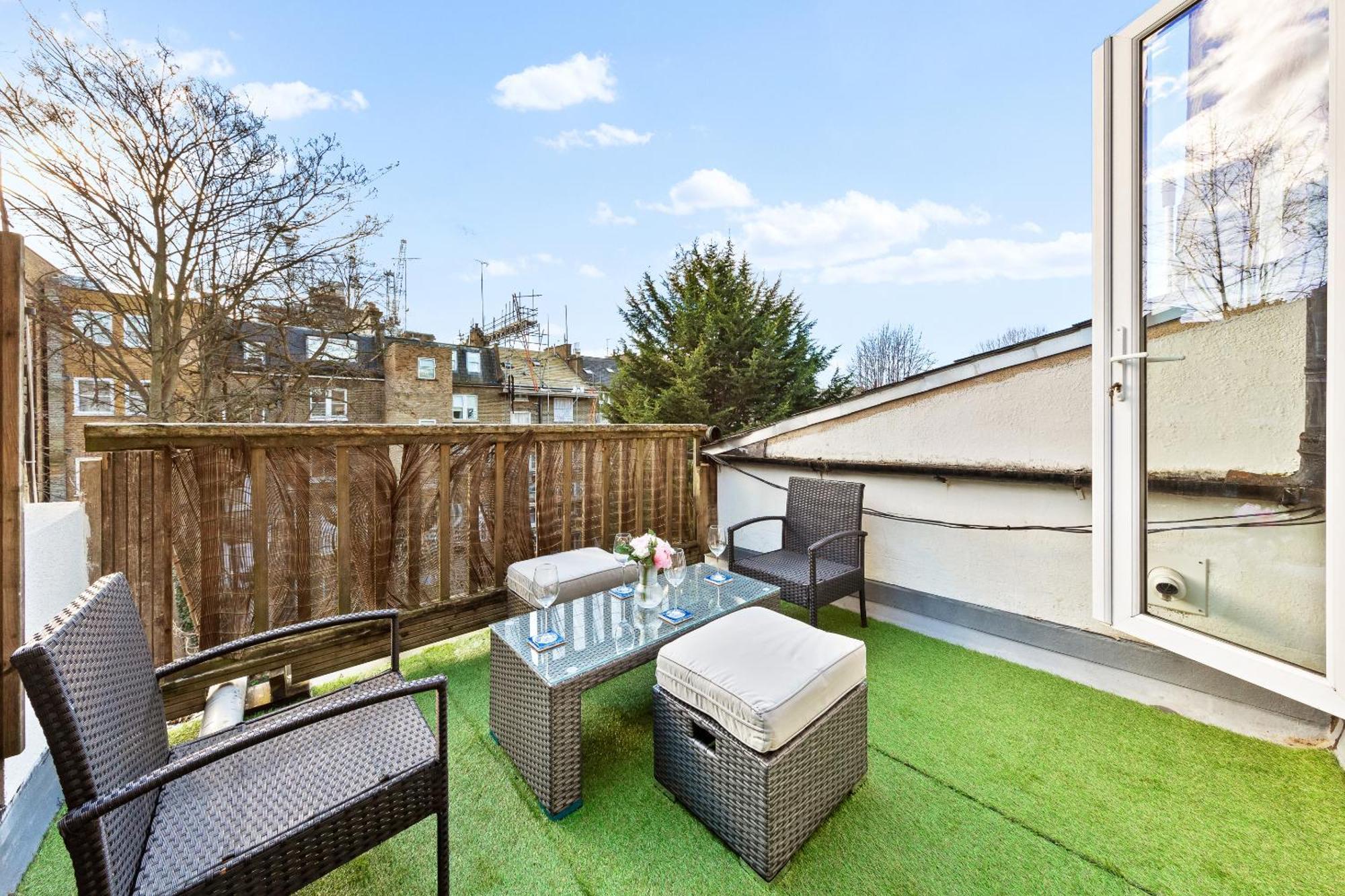 Balcony Blue Theme 1 Bedroom Central London Luxury Flat Near Hyde Park! Accommodates Up To 6! Double Sofa Bed And Next To Station! Luaran gambar