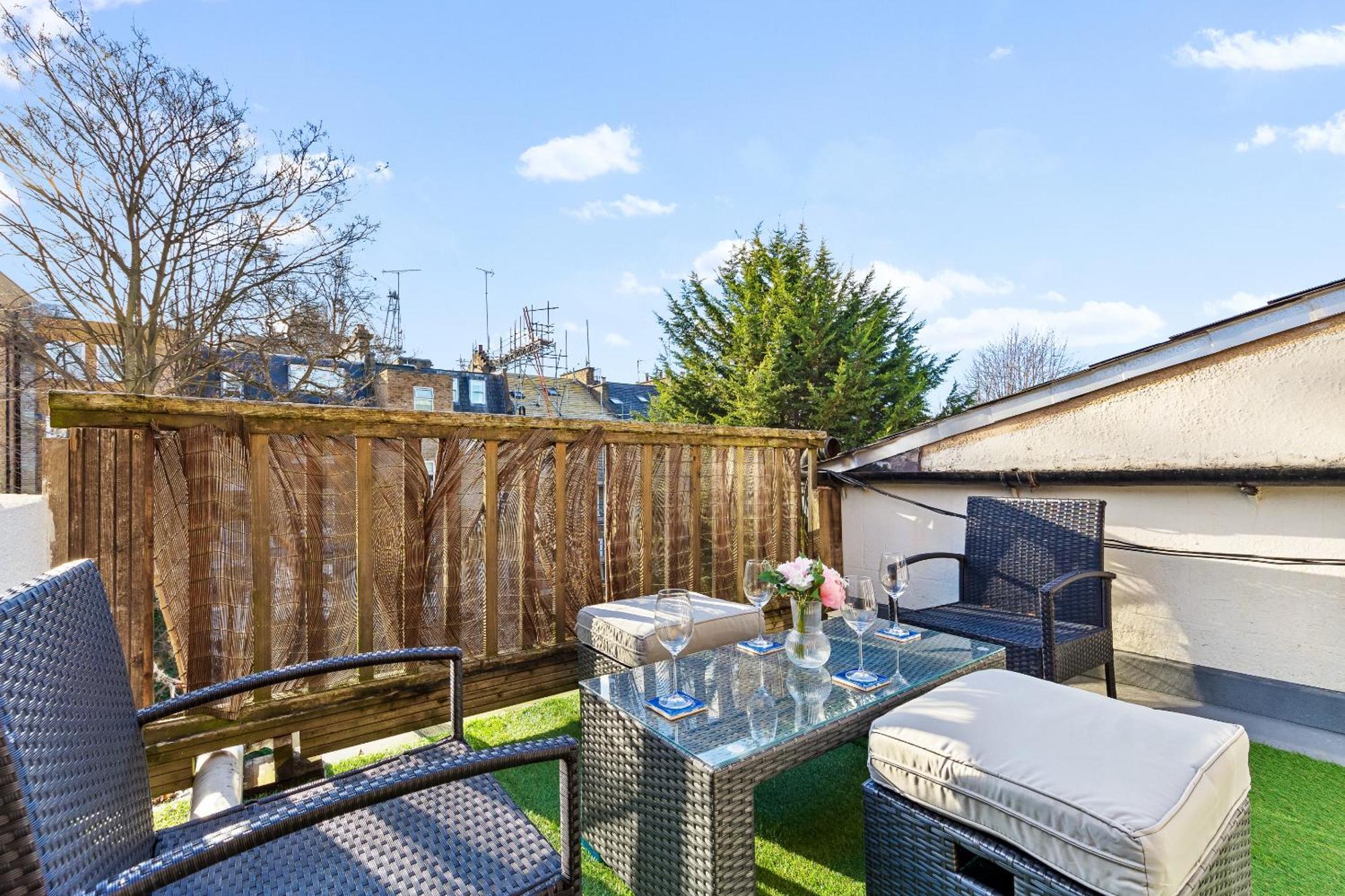 Balcony Blue Theme 1 Bedroom Central London Luxury Flat Near Hyde Park! Accommodates Up To 6! Double Sofa Bed And Next To Station! Luaran gambar