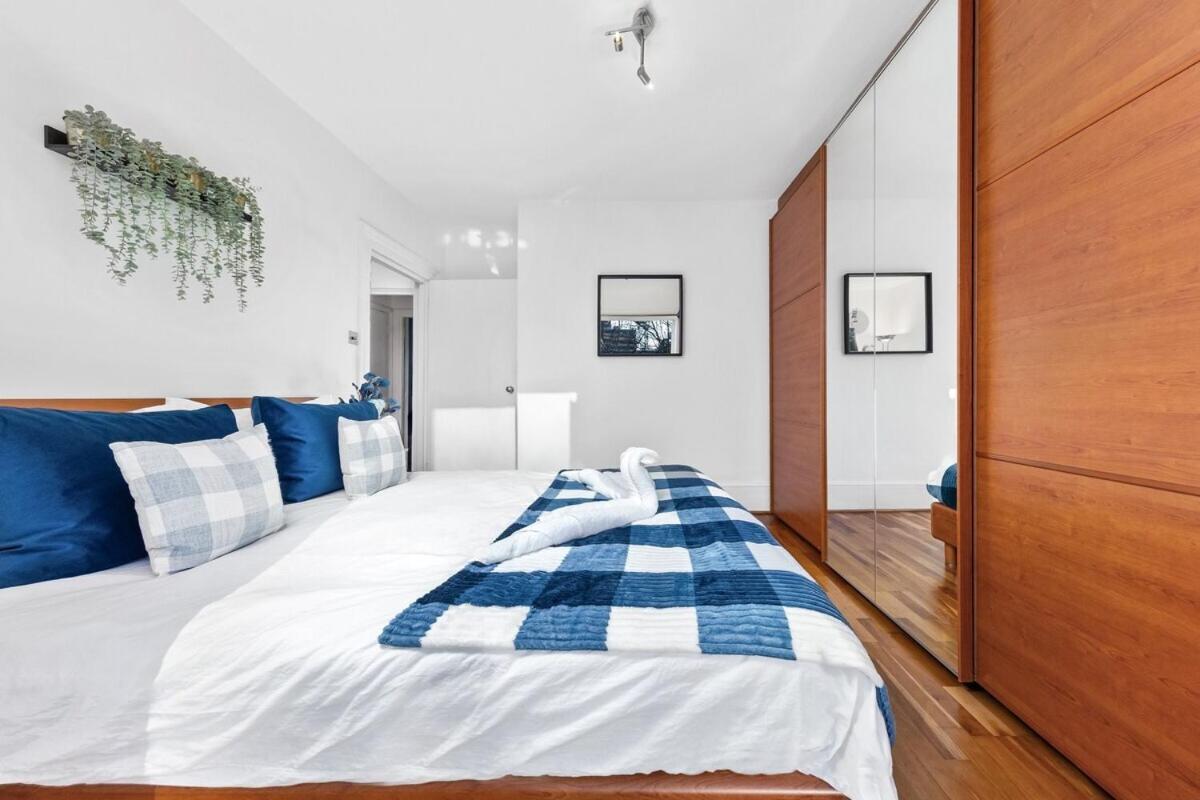 Balcony Blue Theme 1 Bedroom Central London Luxury Flat Near Hyde Park! Accommodates Up To 6! Double Sofa Bed And Next To Station! Luaran gambar