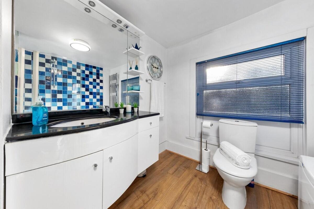 Balcony Blue Theme 1 Bedroom Central London Luxury Flat Near Hyde Park! Accommodates Up To 6! Double Sofa Bed And Next To Station! Luaran gambar