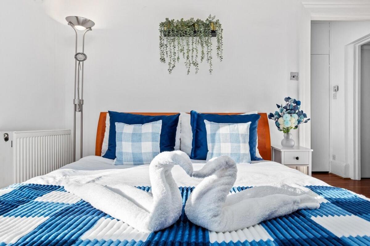 Balcony Blue Theme 1 Bedroom Central London Luxury Flat Near Hyde Park! Accommodates Up To 6! Double Sofa Bed And Next To Station! Luaran gambar